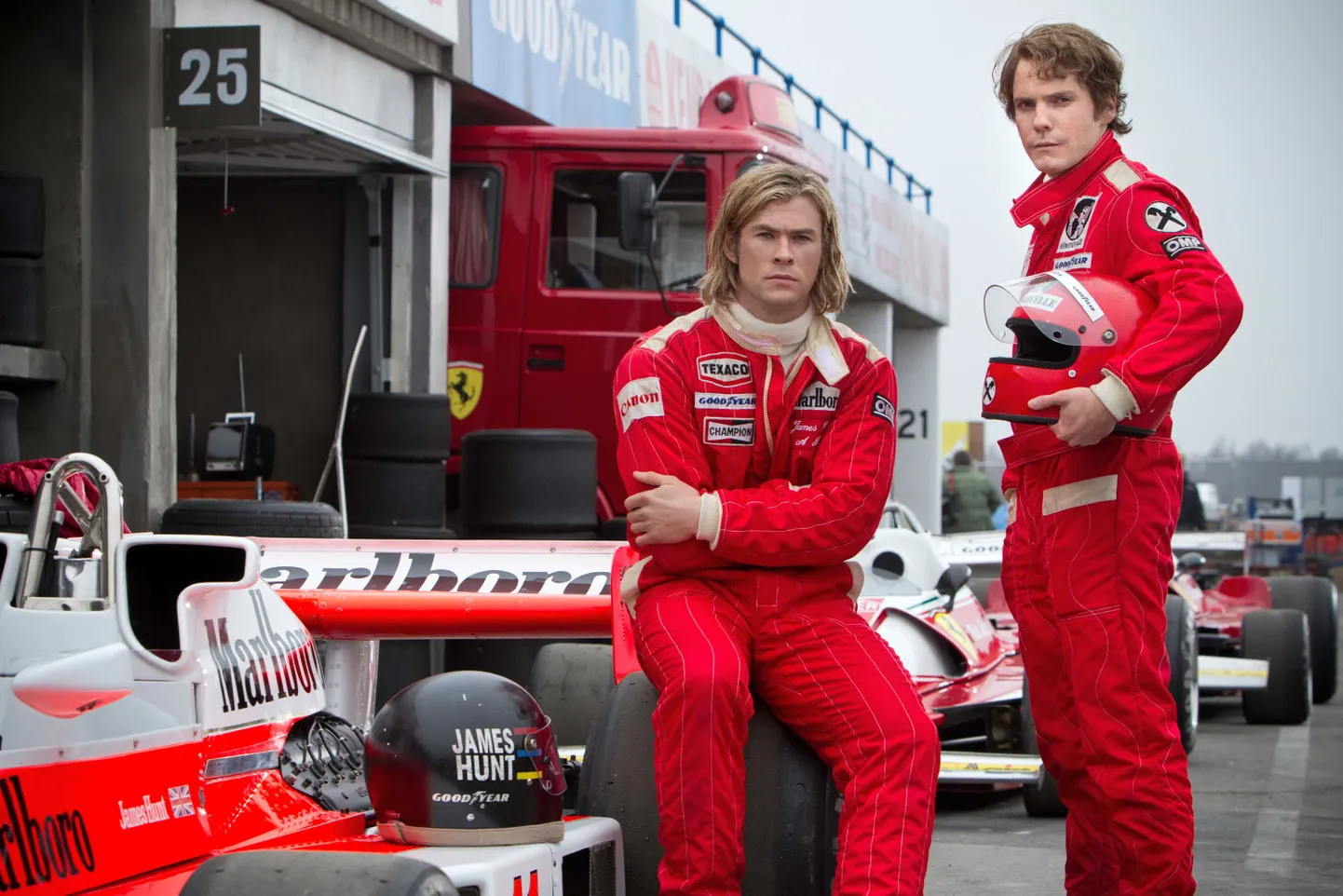 Chris Hemsworth (James Hunt, vasakul) ja Daniel Brühl (Niki Lauda).