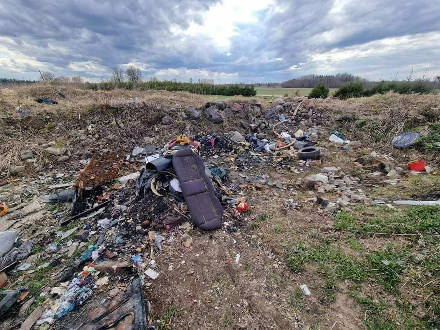 Põhja-Sakala vallas põletati prügi.