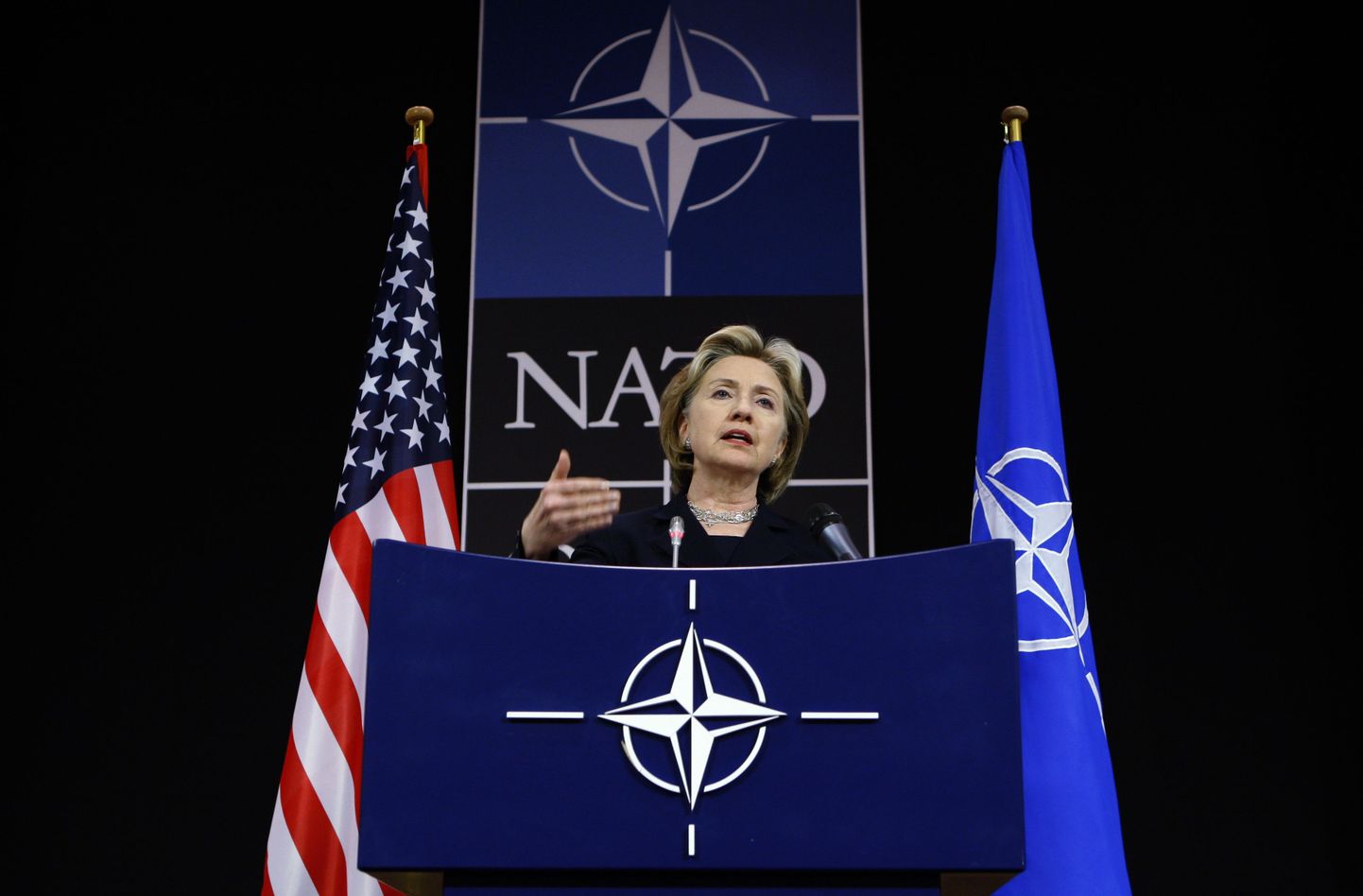 USA riigisekretär Hillary Clinton pressikonverentsil NATO peakorteris Brüsselis.