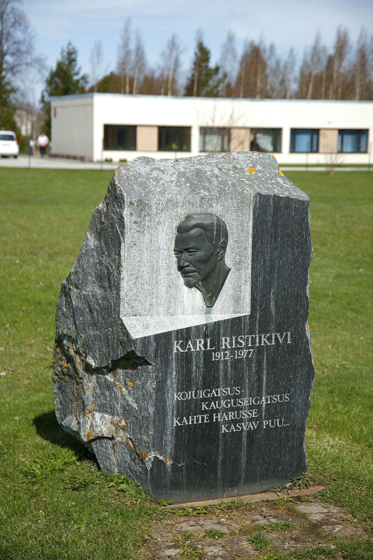 Karl Ristikivi mälestuskivi Varbla kooli õuel.