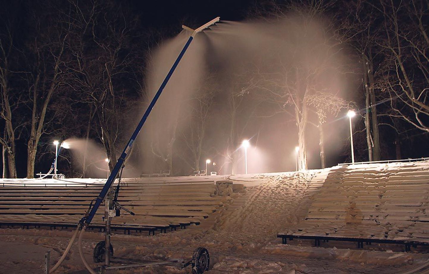 Pärnu Vallikäärus töötab praegu ööpäev läbi kaks lumekahurit. Pildil olevale kohale tuleb suusatrikivõistluse hüppeplatvorm.