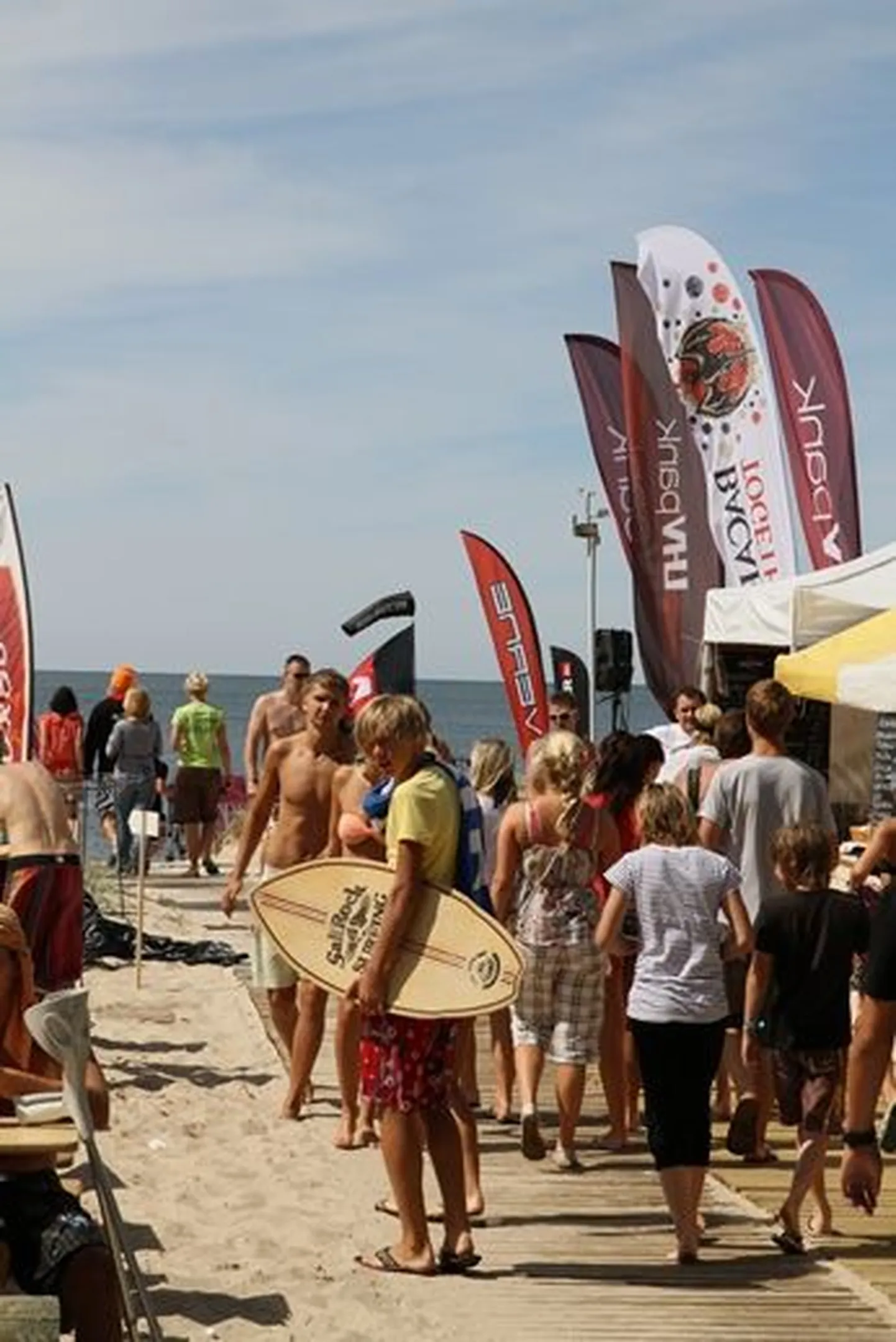 Tänavuse surfilaagri avapäev tõi Roostale kokku 1300 spordihuvilist.