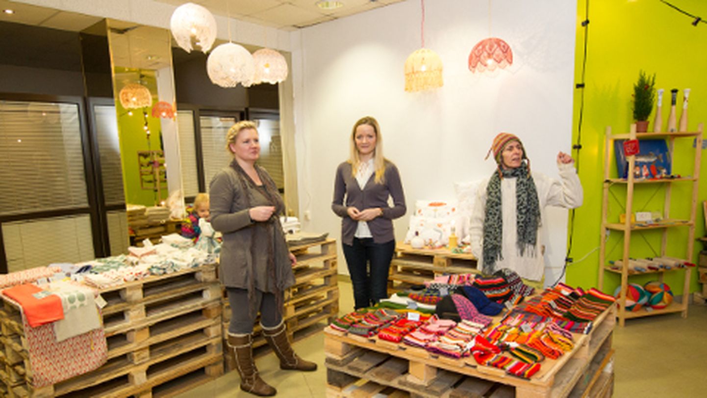 Luise Sommer, Merje Äri-Reelo ja Tia-Mall Ruutopõld oma äsja avatud kunstipoes, mis tegutseb kuni pühadeni.