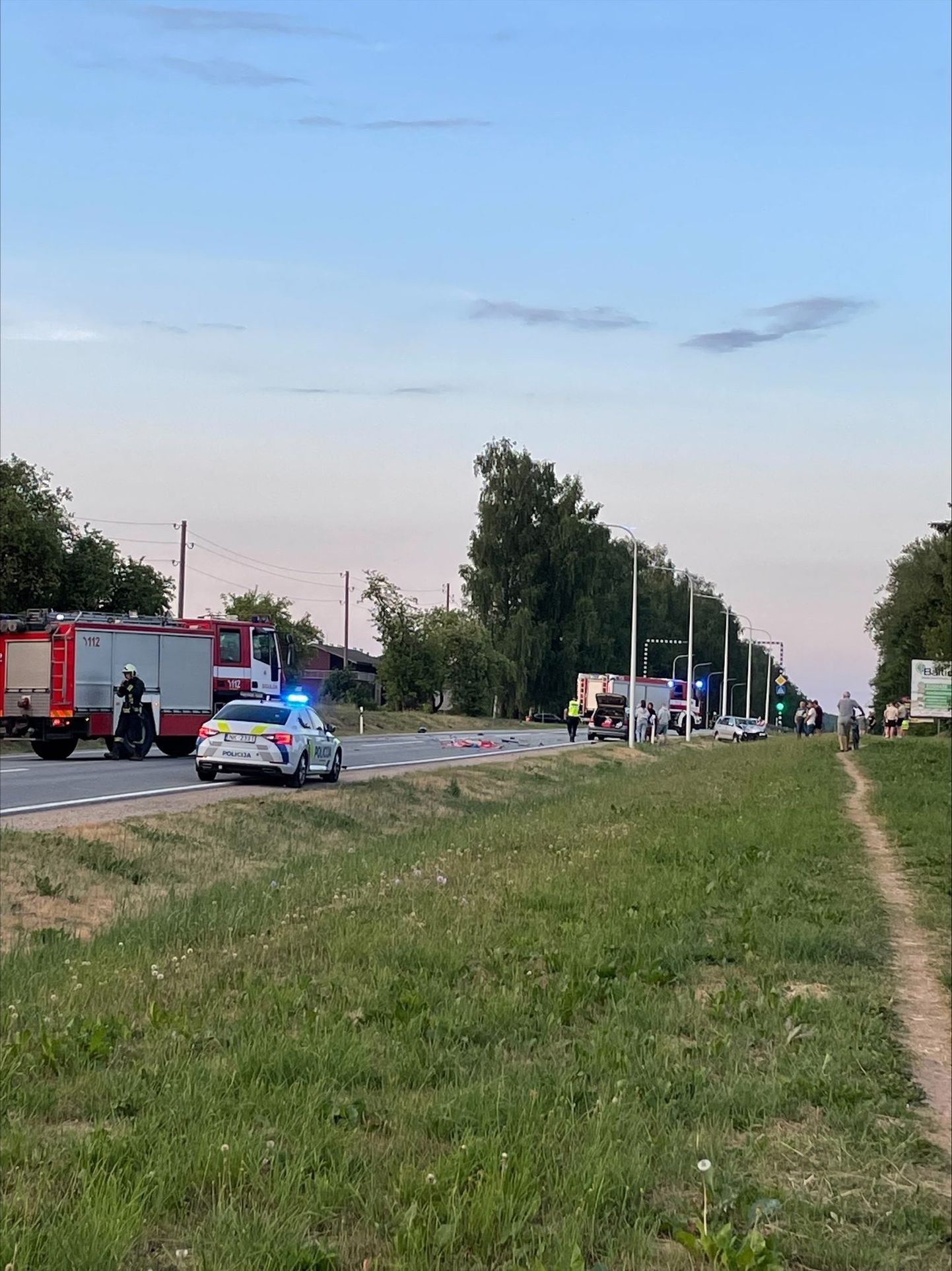 Piektdienas vakarā Siguldā noticis ceļu satiksmes negadījums, kurā bojā gājis motorollera vadītājs, ziņo TVNET aculiecinieks.