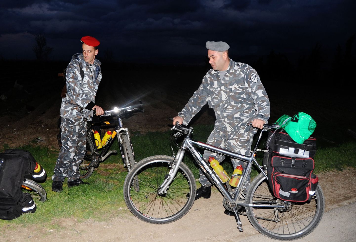 Ливанские полицейские с велосипедами похищенных граждан Эстонии.
