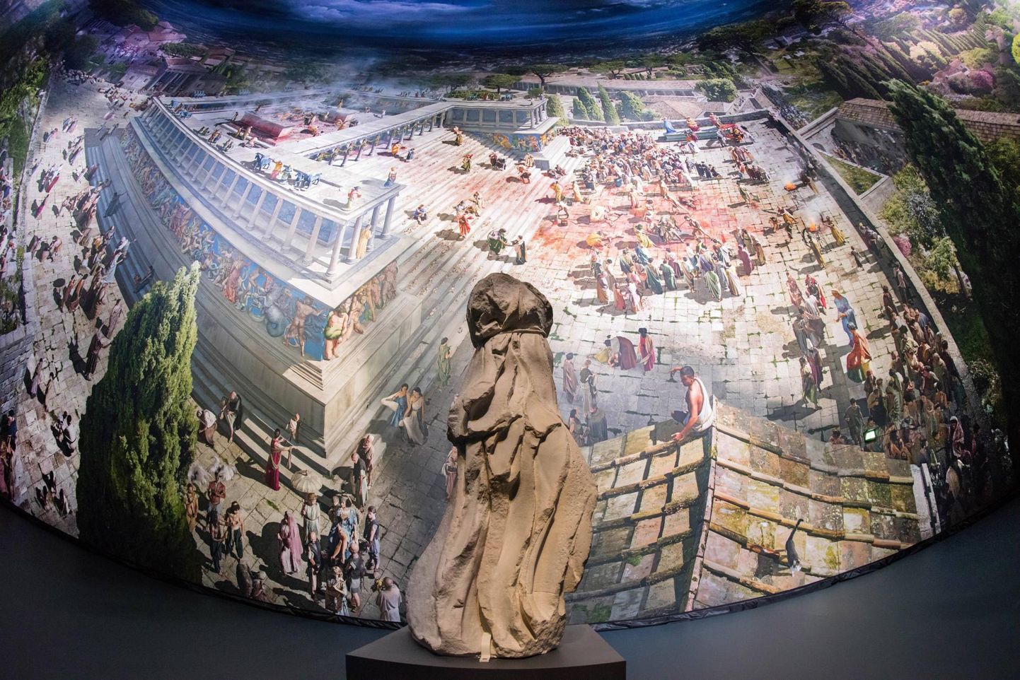 Kuninglikust Pergamoni linnast sai elutruu kogemuse Das Panoramas, kus antiikse Pergamoni panoraami on püütud taaselustada huvitavate kunstiliste efektidega. 360-kraadise panoraami on loonud kunstnik Yadegar Asisi. 