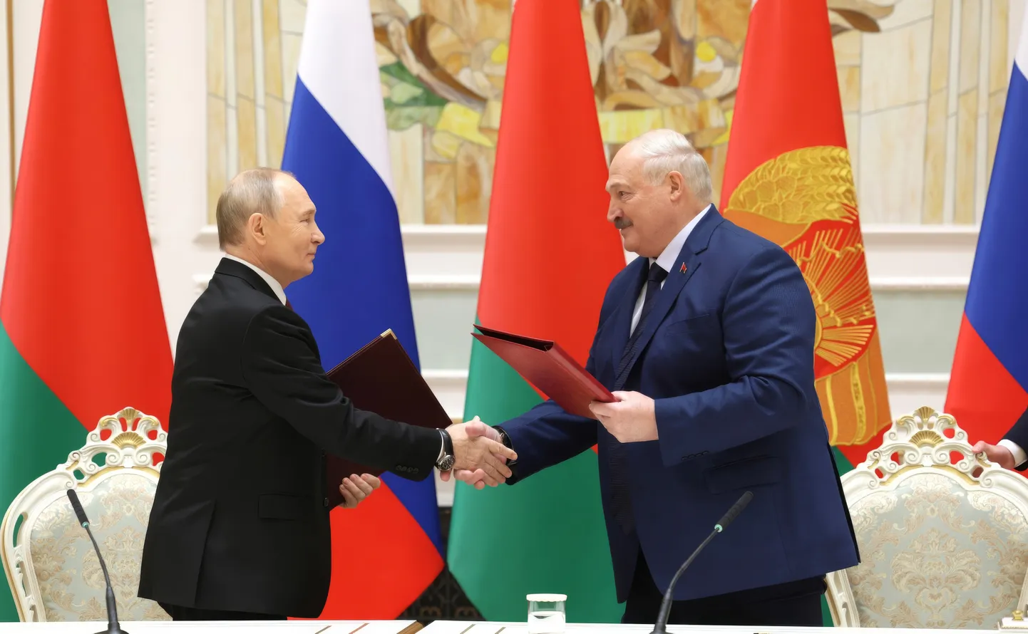 Vene diktaator Vladimir Putin ja Valgevene autoritaarne liider Aljaksandr Lukašenka allkirjastasid 6. detsembril Minskis kaitselepped.