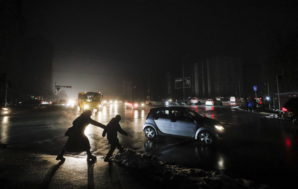 Inimesed üritavad pimedusse mattunud Kiievis sõiduteed ületada peale raketirünnakut 24. novembril.