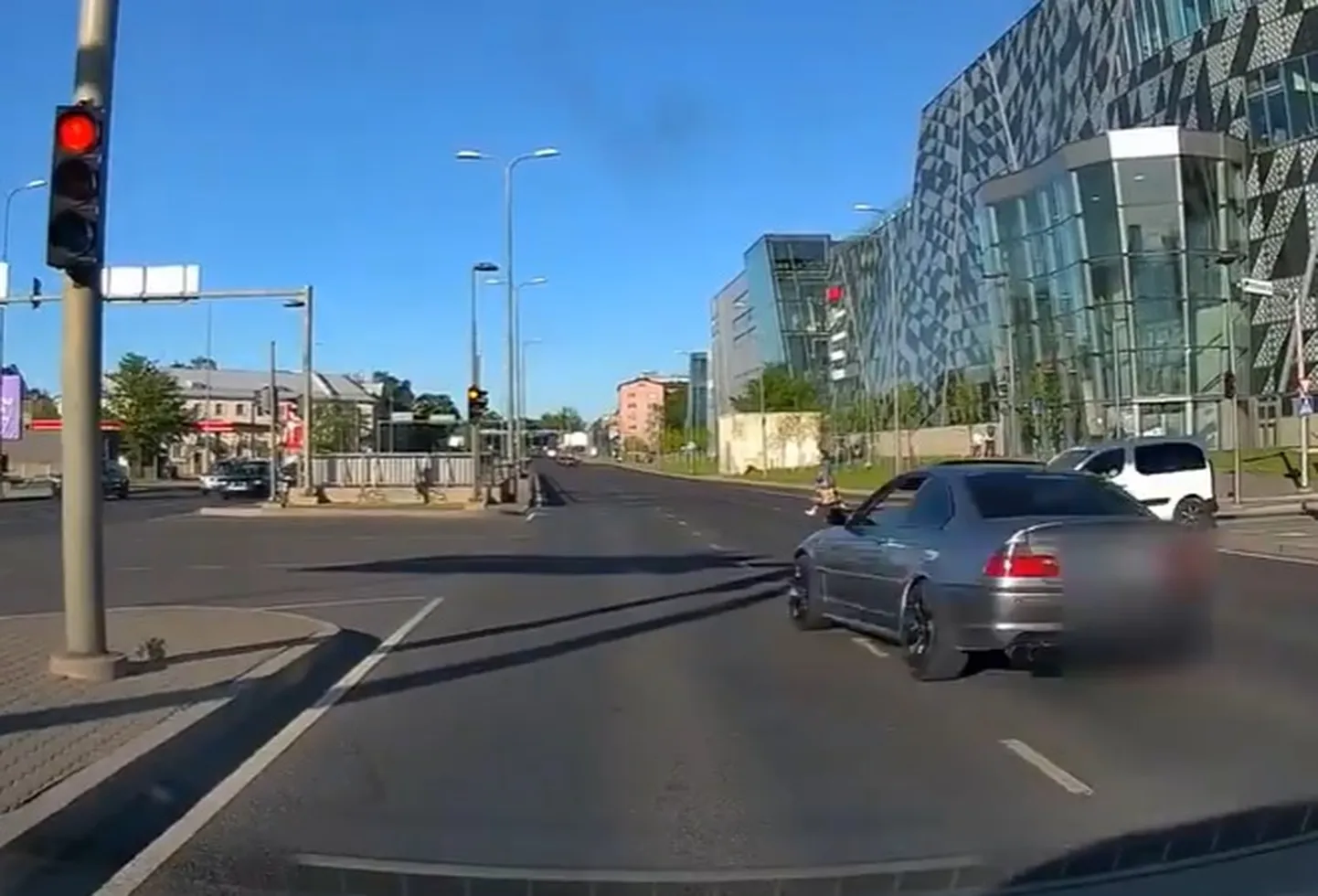Секунда отделяла пешехода от сильнейшего удара автомобиля.