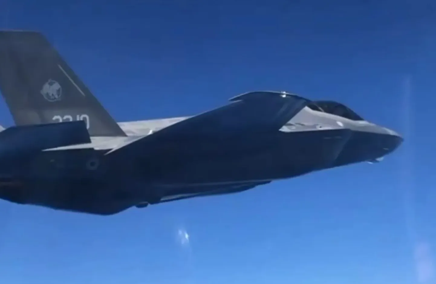Российский истребитель провоцирует итальянский F-35