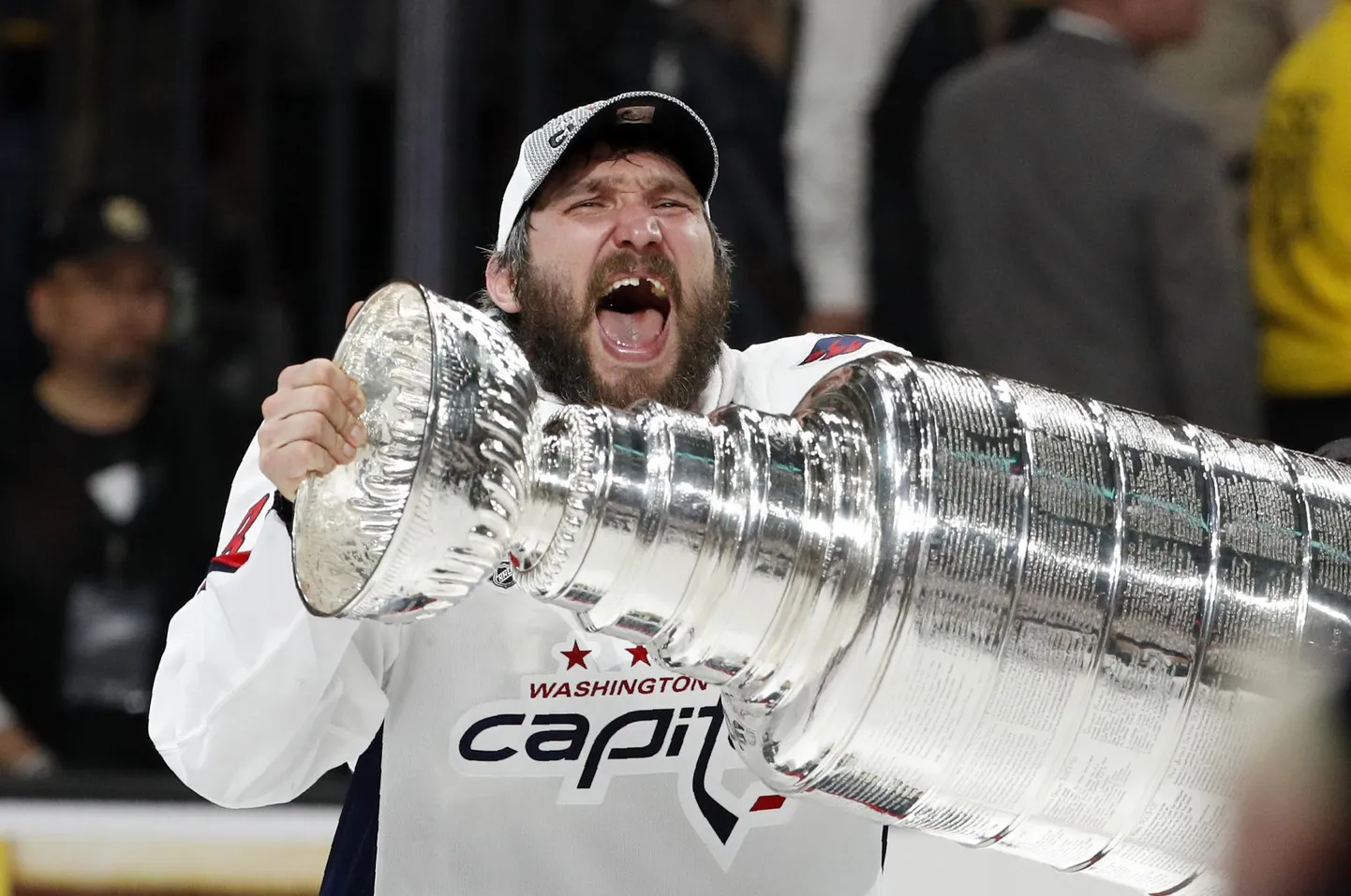 Washington Capitalsi kapten Aleksandr Ovetškin juubeldamas Stanley karikaga, mille ta võitis 13. klubis mängitud hooajal.