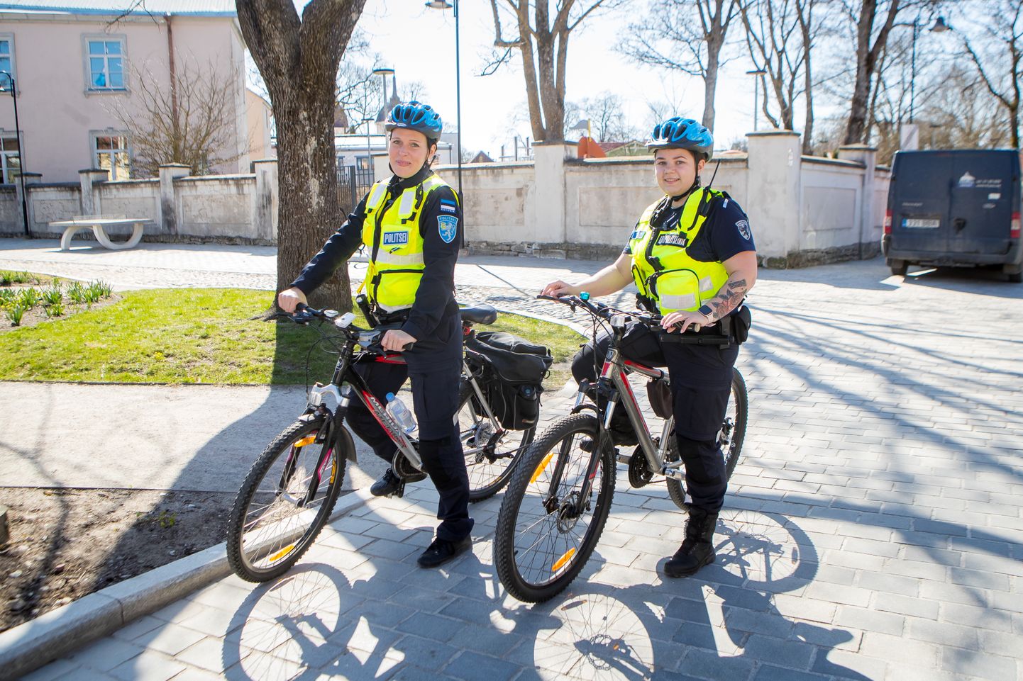 KOOSTÖÖ: Abipolitseinik Kätlin Kask (paremal) ja kunagi abipolitseinikuna alustanud, ent 2014. aastal juba patrullpolitseinikuna tööle asunud Ilme Õunapuu olid eile koos jalgrattapatrullis.