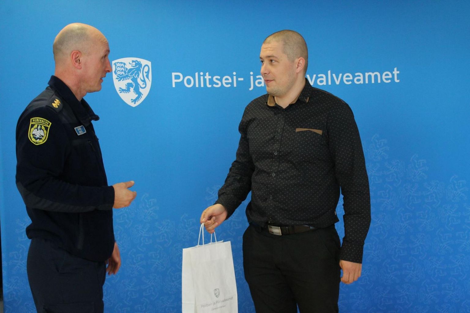 Pärnu politseijaoskonna juhtpiirivalvur Janek Pinta andis täna üle tänukirja Margo Tuulele, kes tõttas poolteist nädalat tagasi appi Pärnus läbi jää vajunud naisele.