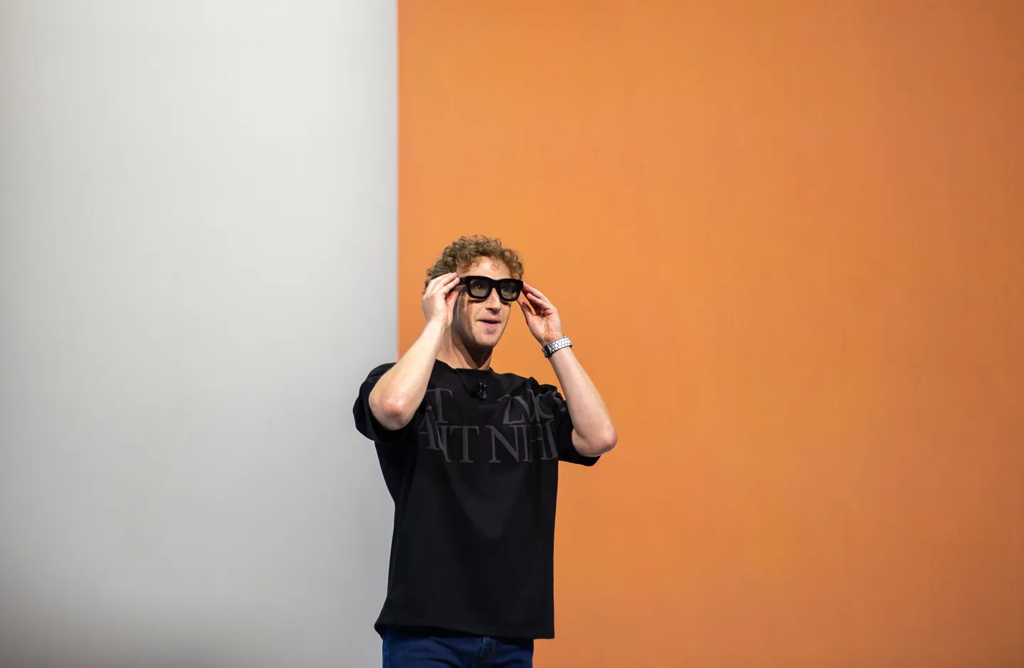 Meta juht Mark Zuckerberg näitas septembris Meta Connect arendajate konverentsil arvutiprillide prototüüpi, mis suudavad kuvada digitaalseid objekte läbipaistvates läätsedes.
