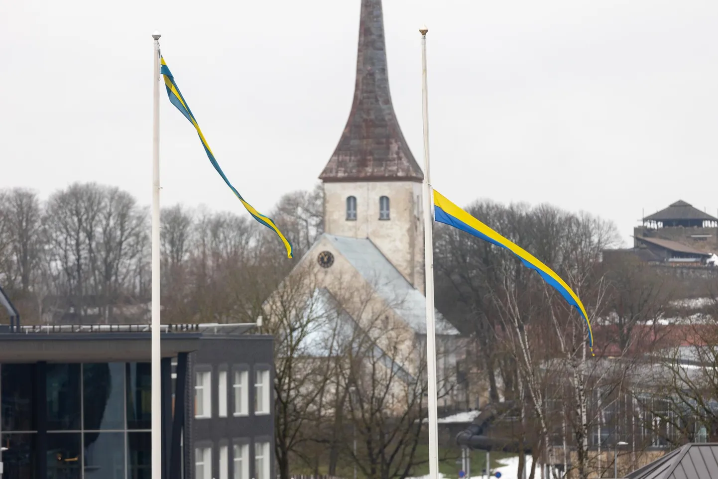 Pooles vardas Ukraina vimpliga mälestatakse kopteriõnnetuses hukkunuid.