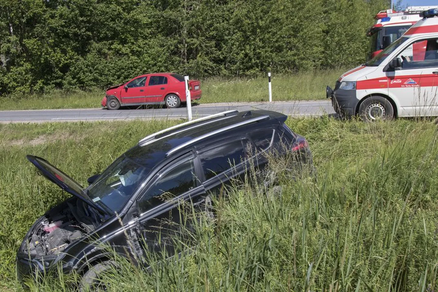 Kolmapäeva ennelõunal Viljandi piiril juhtunud õnnetuse põhjustanud Toyota RAV4-s istus väike tüdruk. Lohutuseks kinkisid politseinikud talle mängukaru.