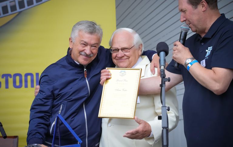 Arne Veske (vasakul) viis võiduni suur pühendumine. Ta käib suupilliõpiku autori Ilmar Tõnissoni (keskel) juures Tahkurannas iga nädal harjutamas. Veskele andis auhinna üle korraldaja ­Elmar Trink (paremal).