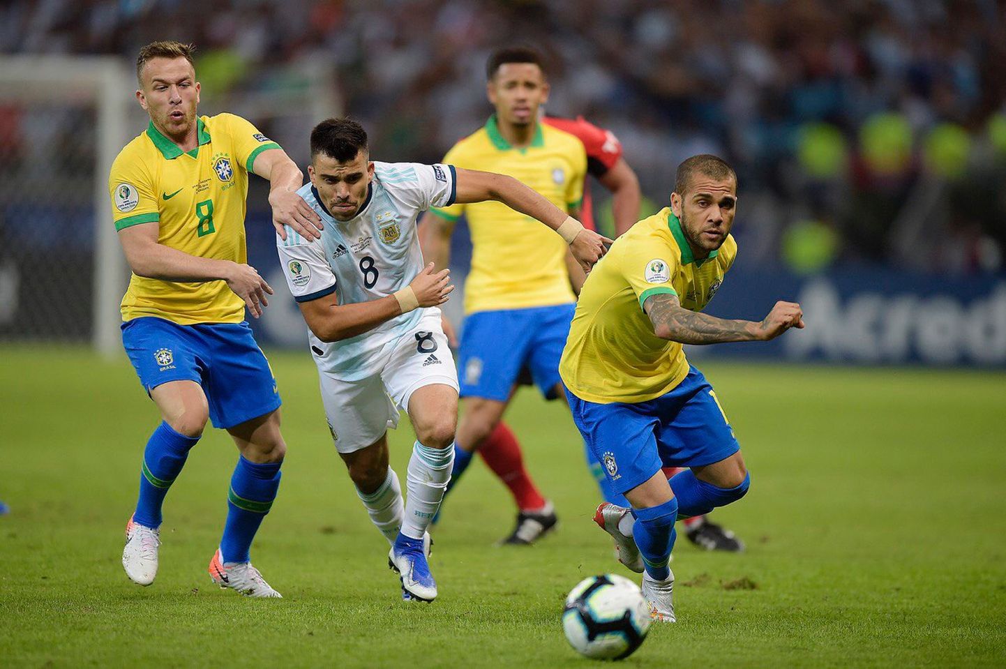 Сборная Бразилии победила Аргентину (2:0) в 1/2 финала Кубка Америки.