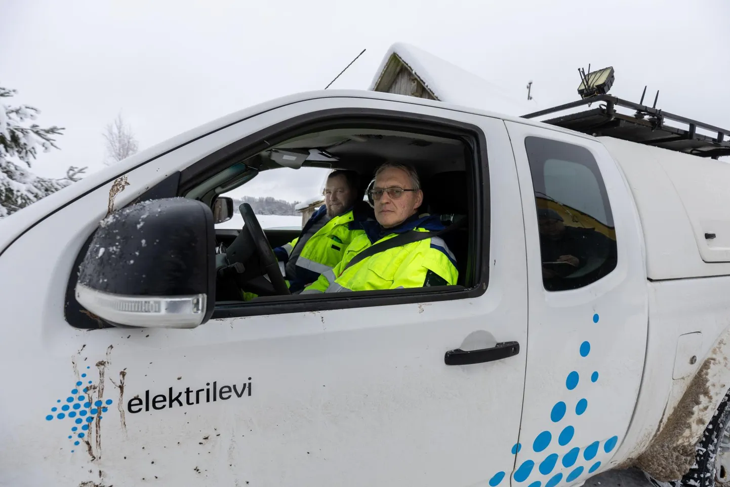 Rikkeid otsivad Andrus Rauba (esiplaanil) ja Andri Martinson olid just ühe liinivahe üle kontrollinud ning suundusid autoga järgmisse kohta.