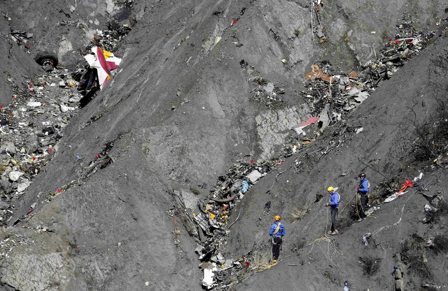 Prantsuse eksperdid Alpides Germanwingsi rusude juures.