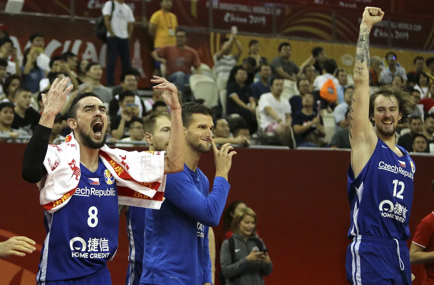 Tomaš Satoransky meeskonnaga võitu tähistamas
