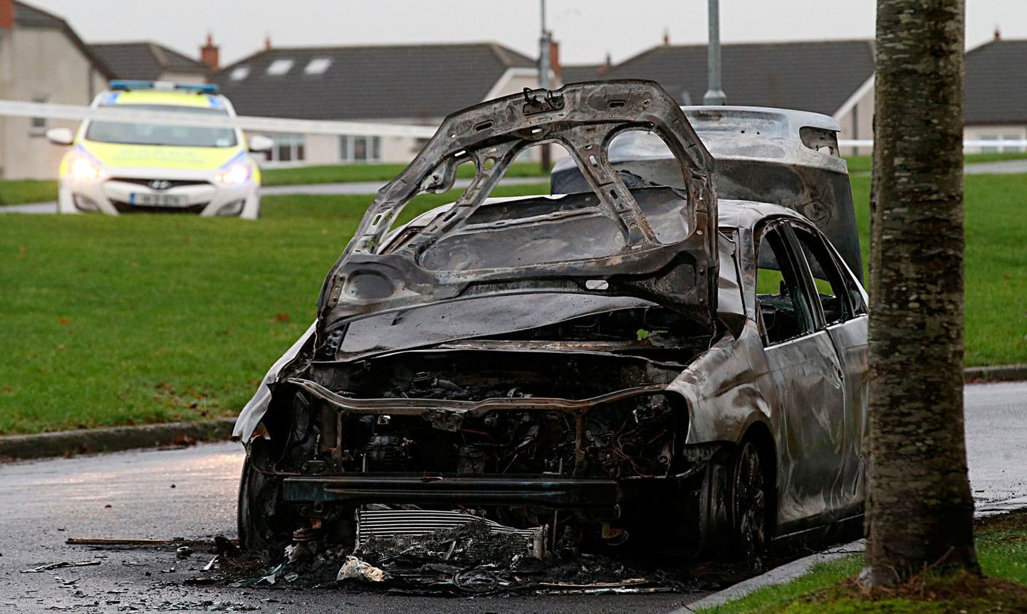 Преступники скрылись на автомобиле Volkswagen Jetta, который позже был сожжен.