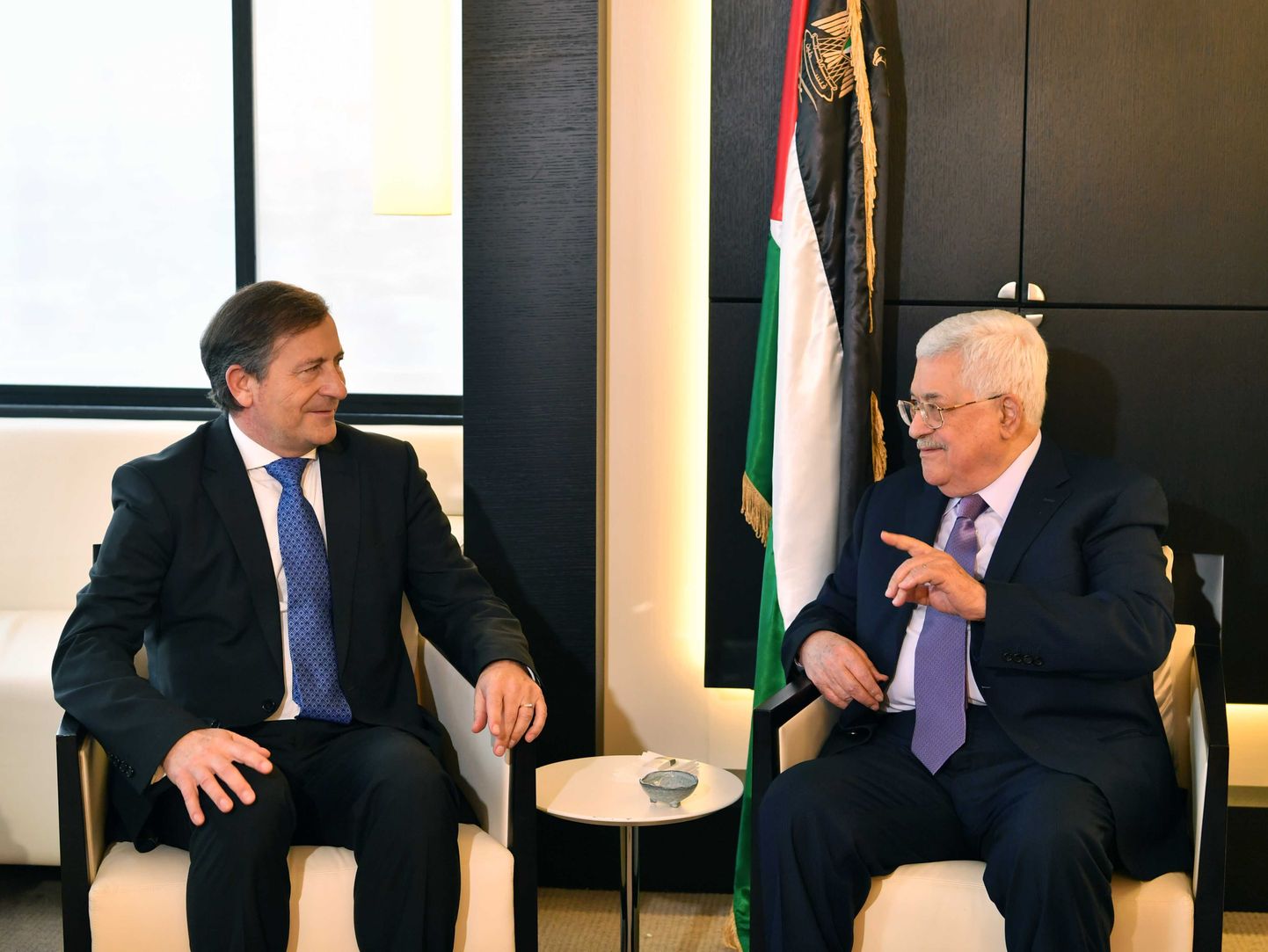 Palestiina president Mahmoud Abbas (paremal) peab Brüsselis kõnelusi Sloveenia välisministri Karl Erjaveciga.