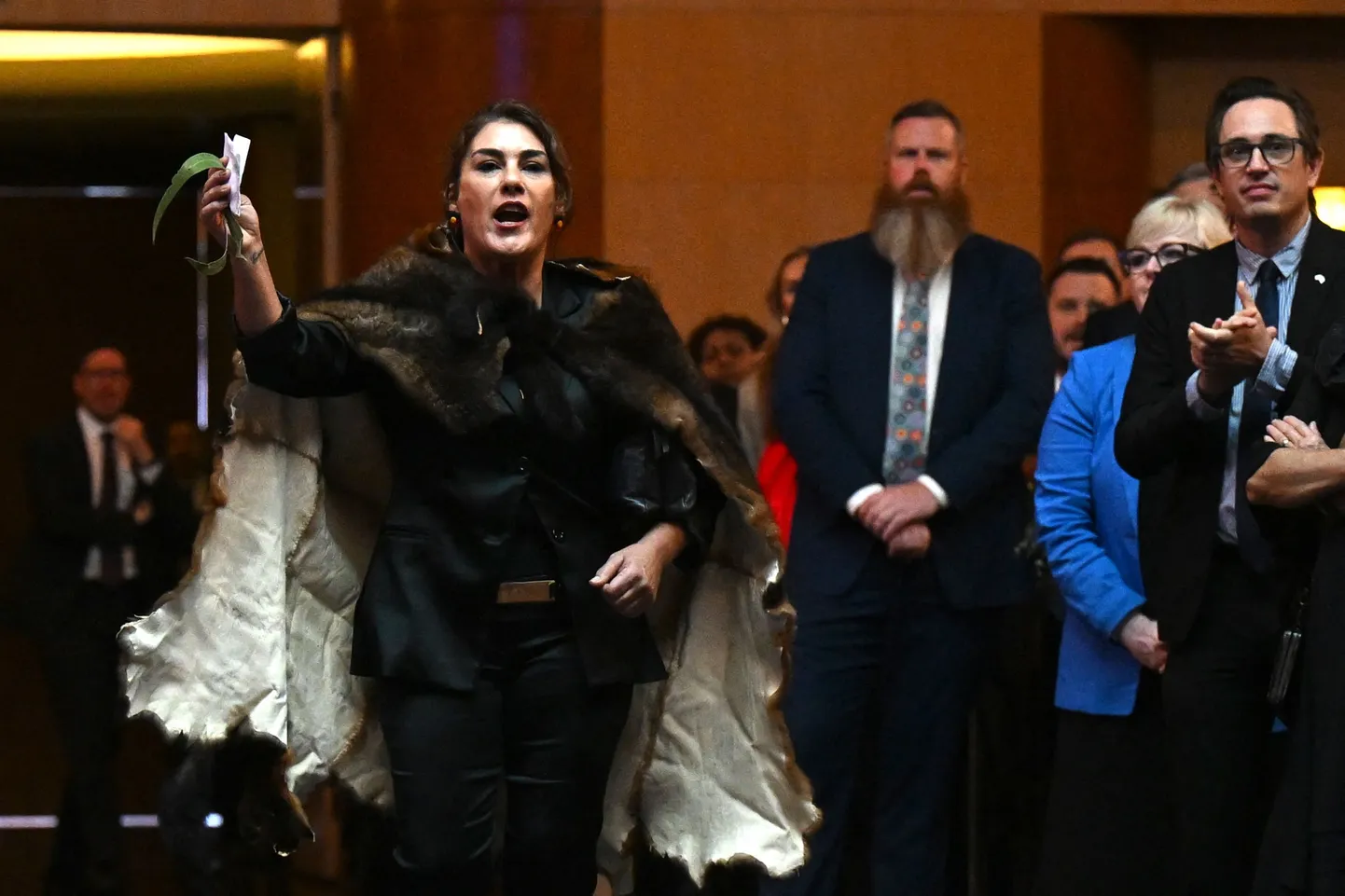 Austraalia põlisrahva esindajast senaator Lidia Thorpe Briti kuninga Charles III külaskäigul parlamenti protesti avaldamas.