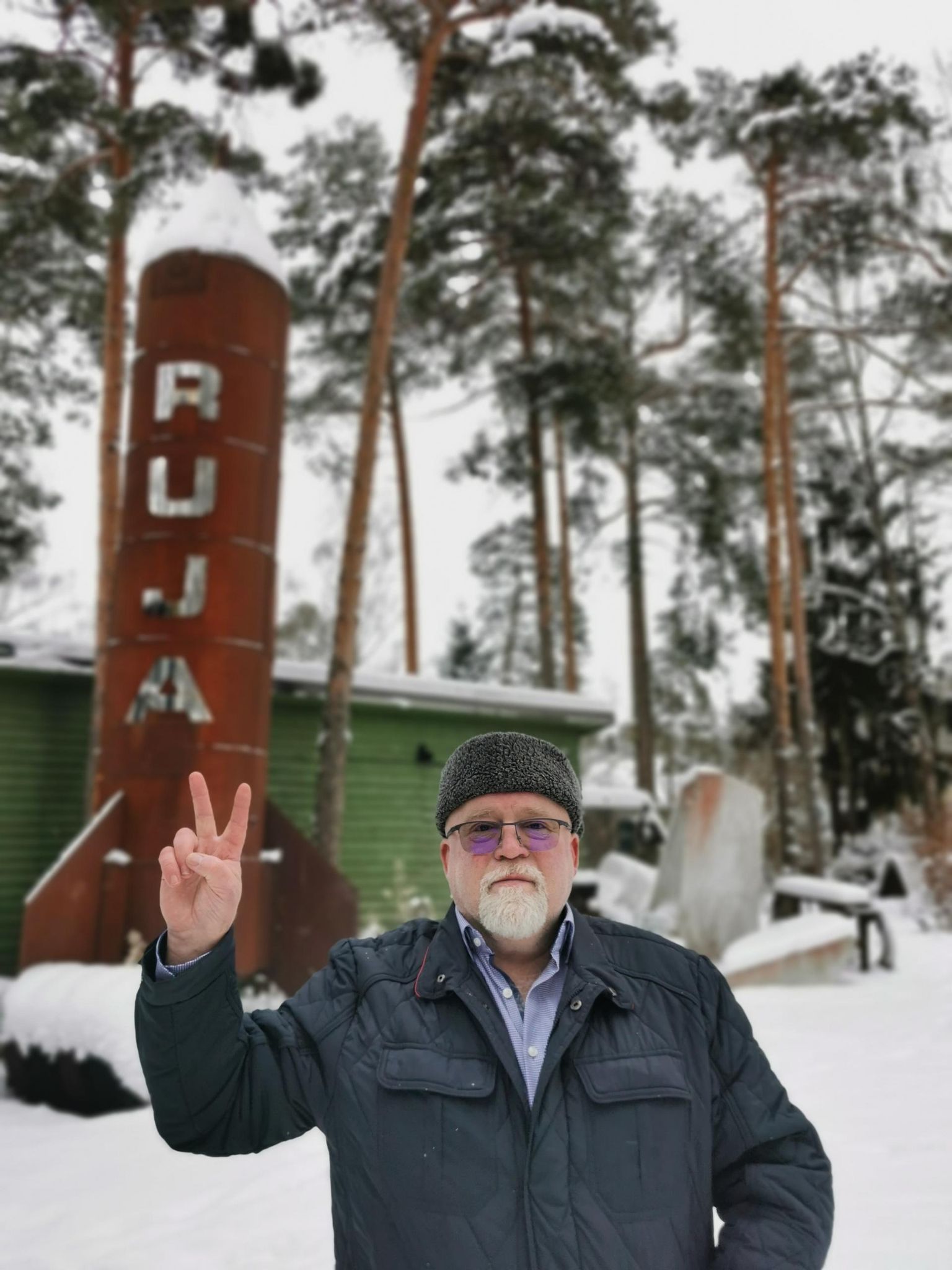 Mati Karmini koduaias Pääsküla mändide all kõrgub Ruja monument (2007), nüüd ähvardab ta selle Tartusse üles panna.