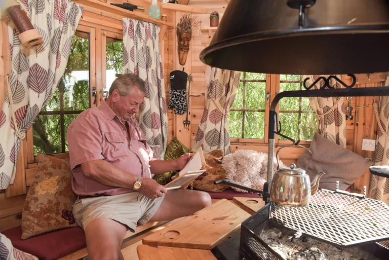 Majas on ruumi kümnele, keset tuba asub söegrill.