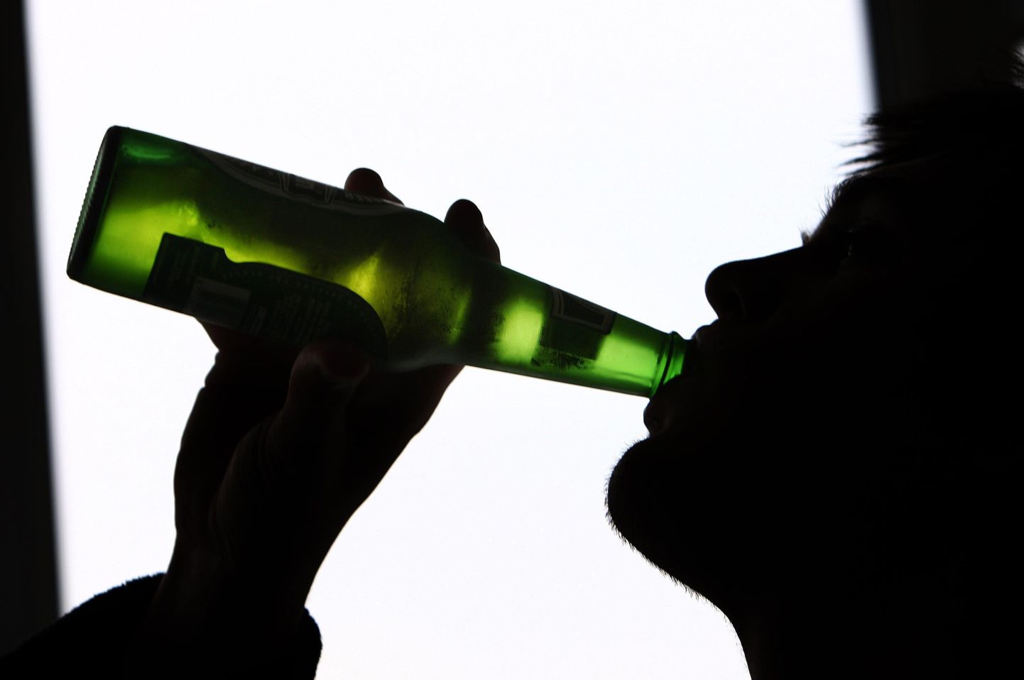 Hoiatavate siltide kleepimine alkoholipudelitele võib aidata piirata alkoholi tarbimist.