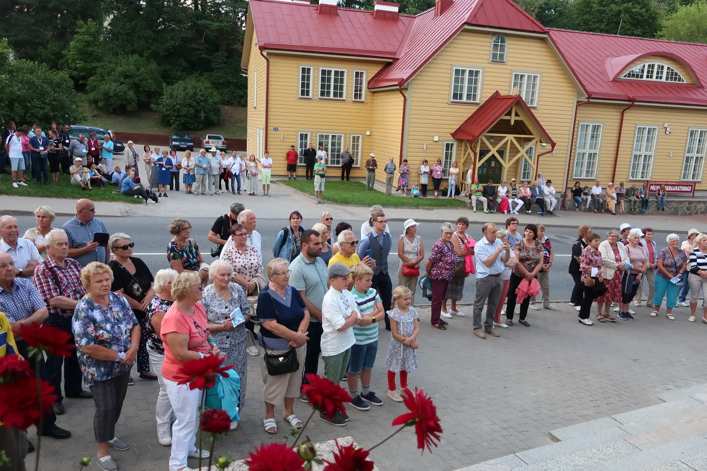 Raamatukujuline mälestuskivi hakkab paiknema Põlva keskraamatukogu ees. 2019. aastal avati raamatukogu vastas suure rahvahulga osalusel (fotol) lõõtsamees Karl Kikka kuju.