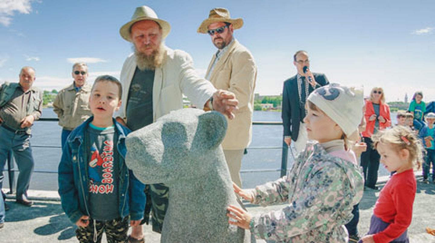 Eile tutvustas skulptor Aivar Simson oma kätetööd narvalastele. Lastele pakkusid kivilõvid kohe huvi  − just nii oligi see mõeldud.
