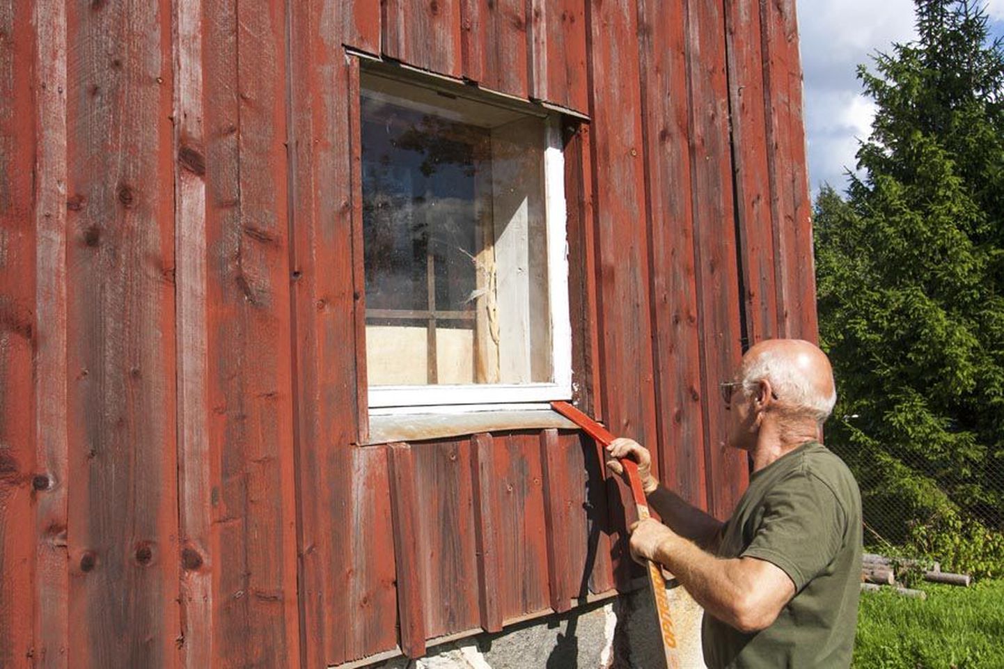 Viiratsi vallas Verilaske külas elav Jaak Aid näitab, kuidas vargad võisid garaaži akna eest võtta: puust hokikepp lükati aknaraami alla ning seda tõstes võeti aken eest. Nüüd on peremehel akna ette pandud trellid.