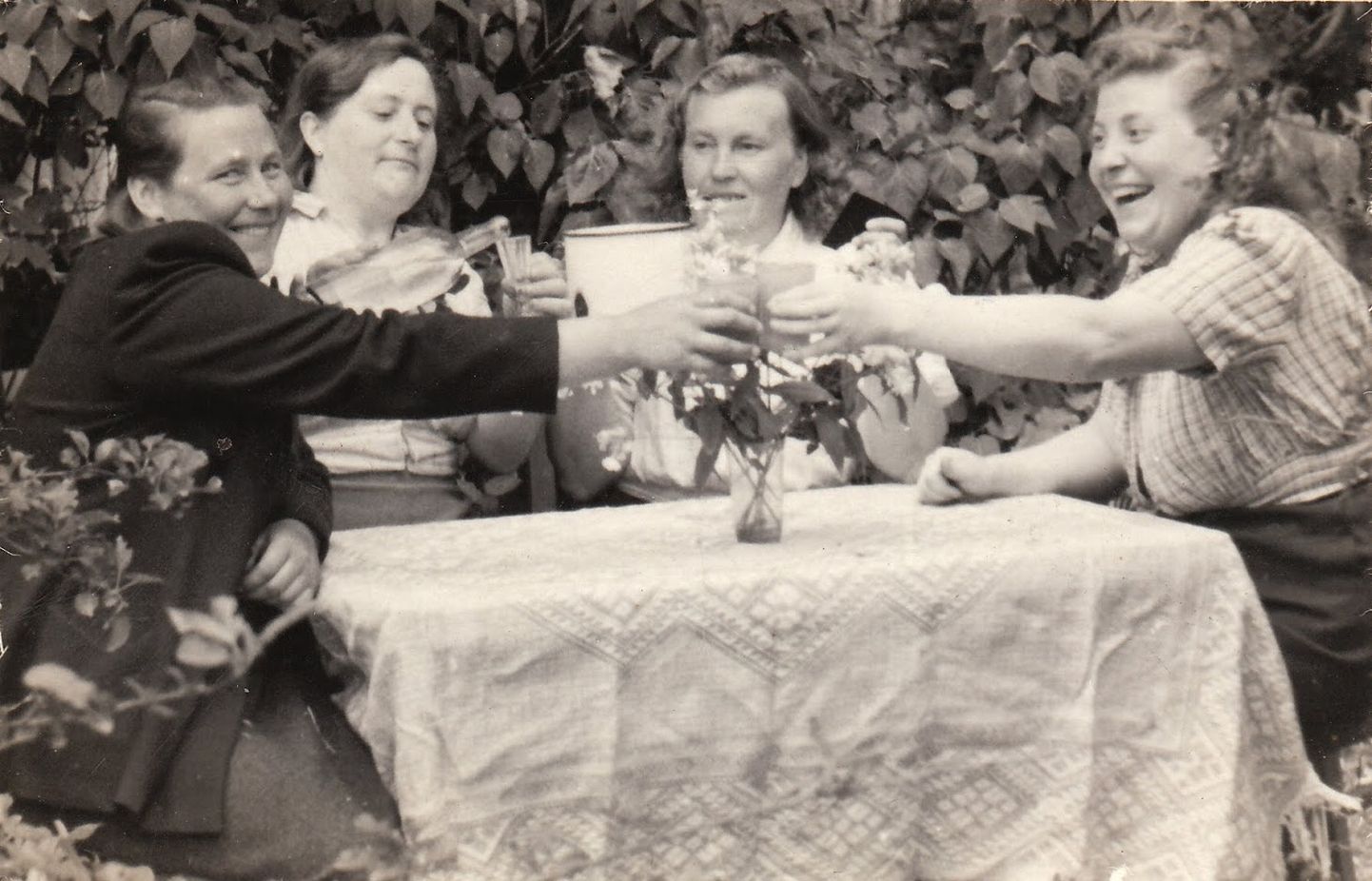 Neemi küla Otsa talu naised laua ääres õues arvatavasti 1950ndate keskel. Vasakult: Otsa Anna - Johanna Raun, Otsa Liini - Akilina Rand, Pärdi-Jurna Miina - Melania Jõeäär (neiuna Põlluäär, uuesti abielludes Jaasna), Otsa Helvi Rand (Otsa Liini tütar, abielus Varvas).
