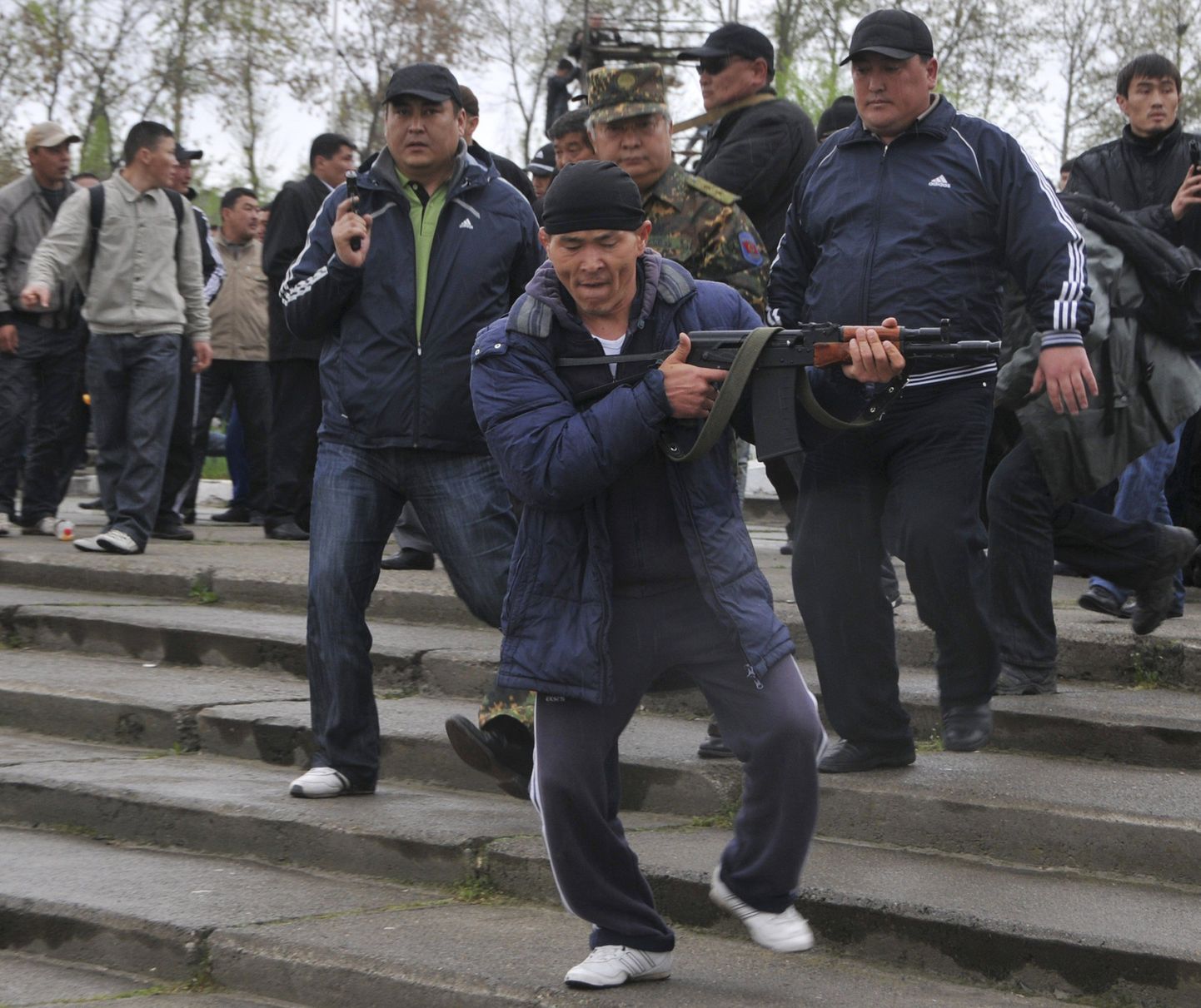 Kõrgõzstani kukutatud presidendi Kurmanbek Bakijevi vend ja endine julgeolekuülem Zanõbek Bakijev ihukaitsjate keskel.