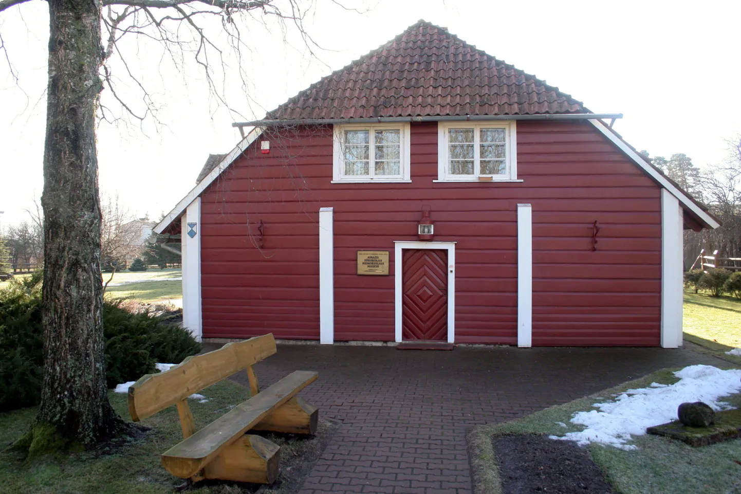 Eesti piiri taga asuvas Ainaži (Heinaste) merekooli muuseumis seatakse homme üles Saaremaa harrastuskunstniku Anneli Teppo-Toosti maalide näitus “Rannamaagia”.