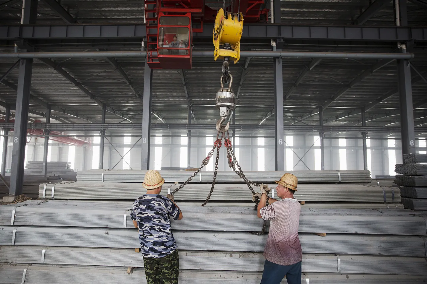 Terasetehase töölised Hiinas Hebei provintsis. USA kahltustab Hiinat ja veel kuue riigi tootjaid terase müümises alla omahinna.