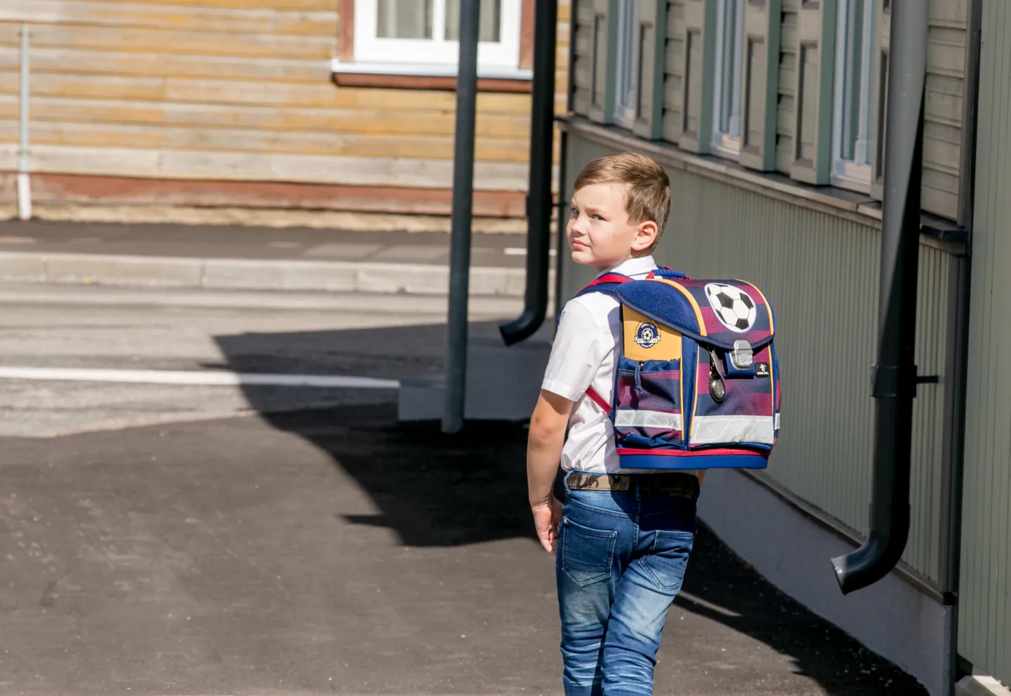 До школы осталось совсем немного.