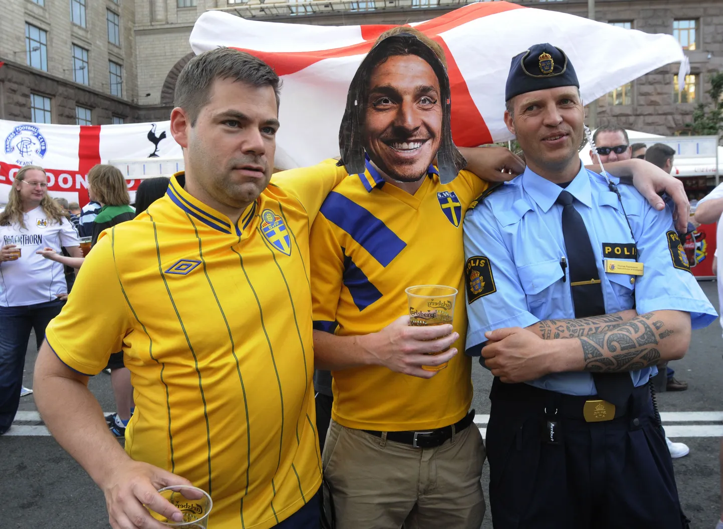 Rootsi koondise tähte Zlatan Ibrahimovici kujutav mask jalgpallifänni nägu katmas.