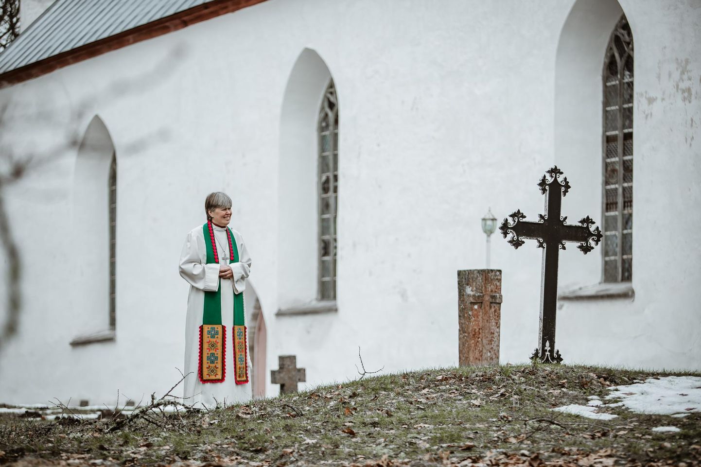 Vigala ja Pärnu-Jaagupi koguduse õpetaja Kristiina Jõgi selgitab Jeesuse ristilöömise ja ülestõusmise lugu.