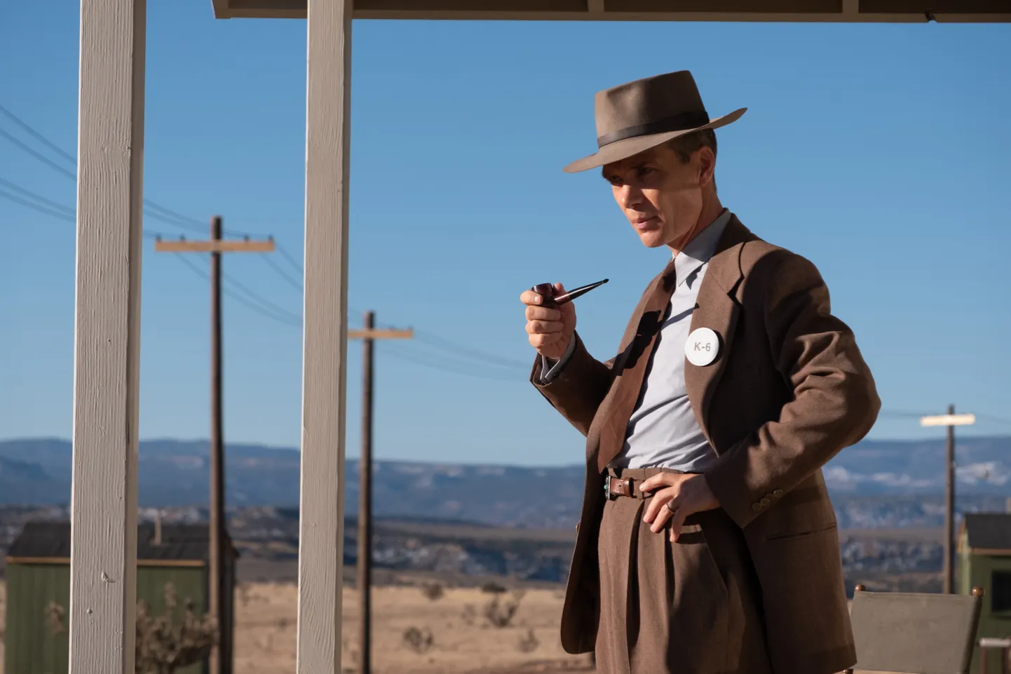 Christopher Nolani filmis Oppenheimer (2023) J. Robert Openheimerit kehastanud näitleja Cillian Murphy annab hästi edasi teadlases tekkinud konflikti teaduse edendamise ja eetikaprobleemide vahel.
