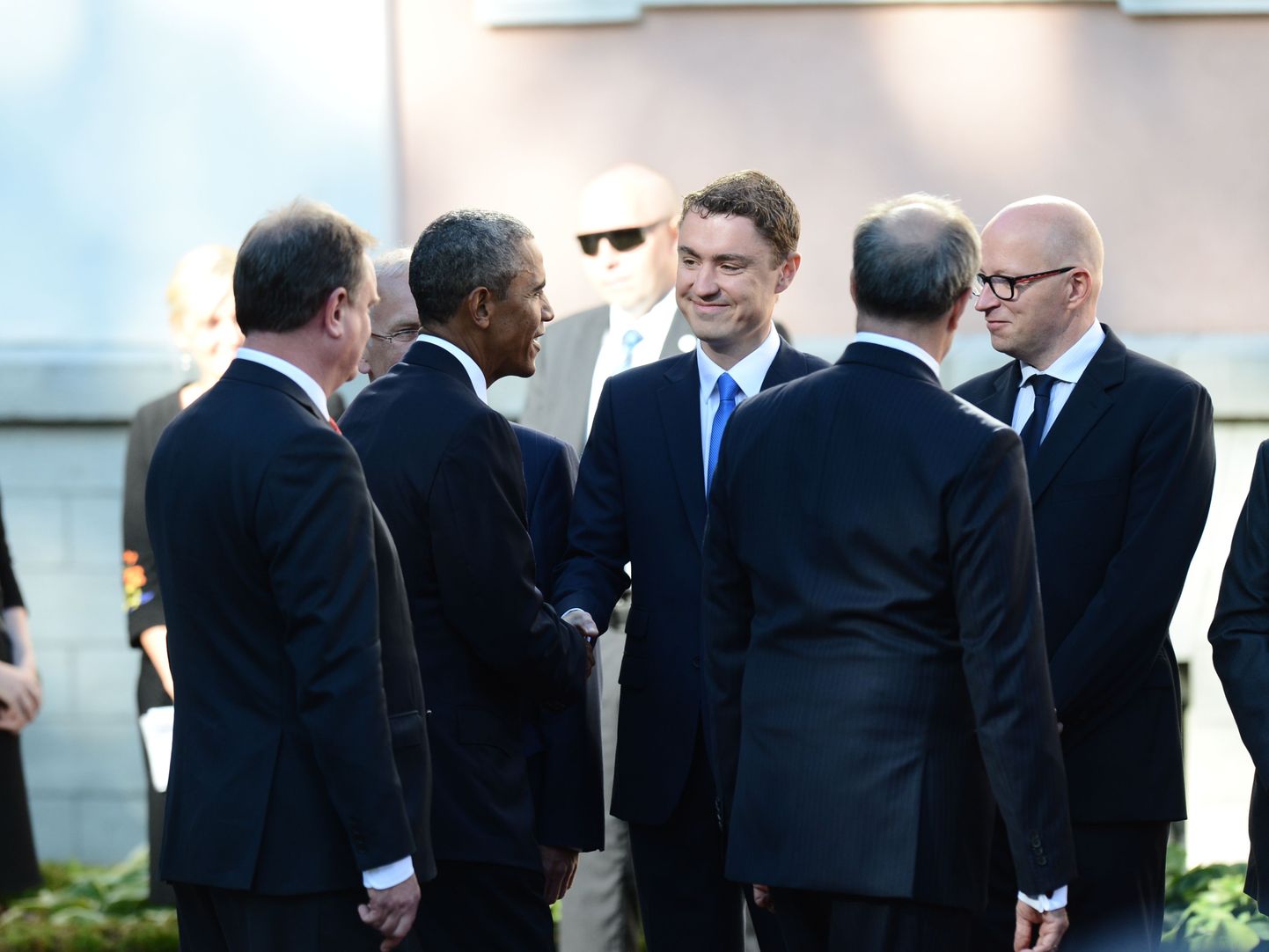 Barack Obama kätleb peaminister Taavi Rõivasega