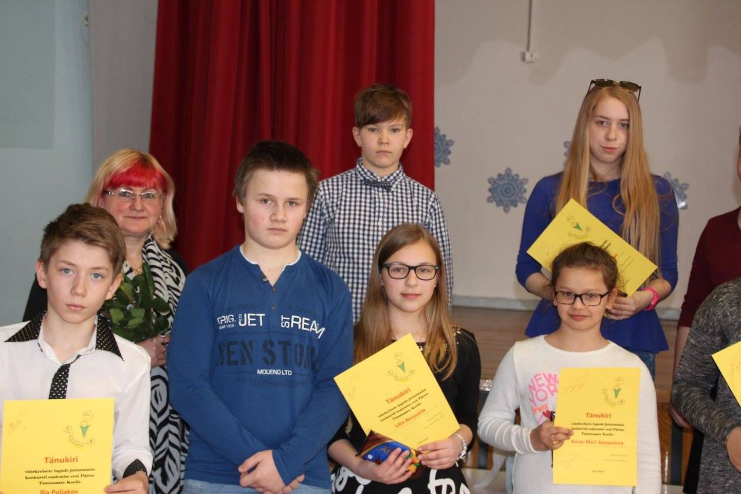 Võõrkeelsete lugude jutustamise konkursil „Kodul on ema nägu” esitasid kolme kooli õpilased enda valitud tekste inglise, vene ja eesti keeles.