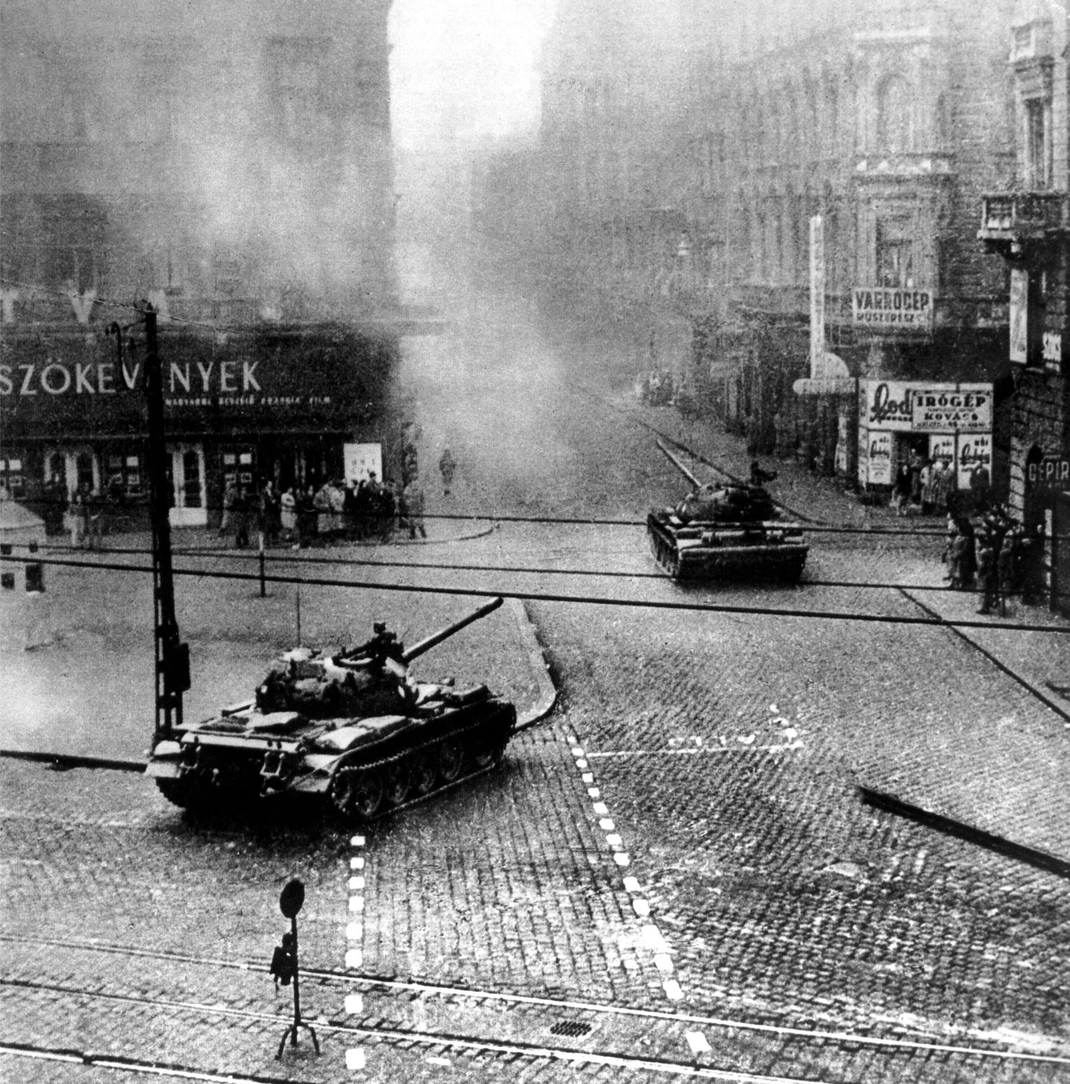 Nõukogude tankid ülestõusu algul Budapestis.