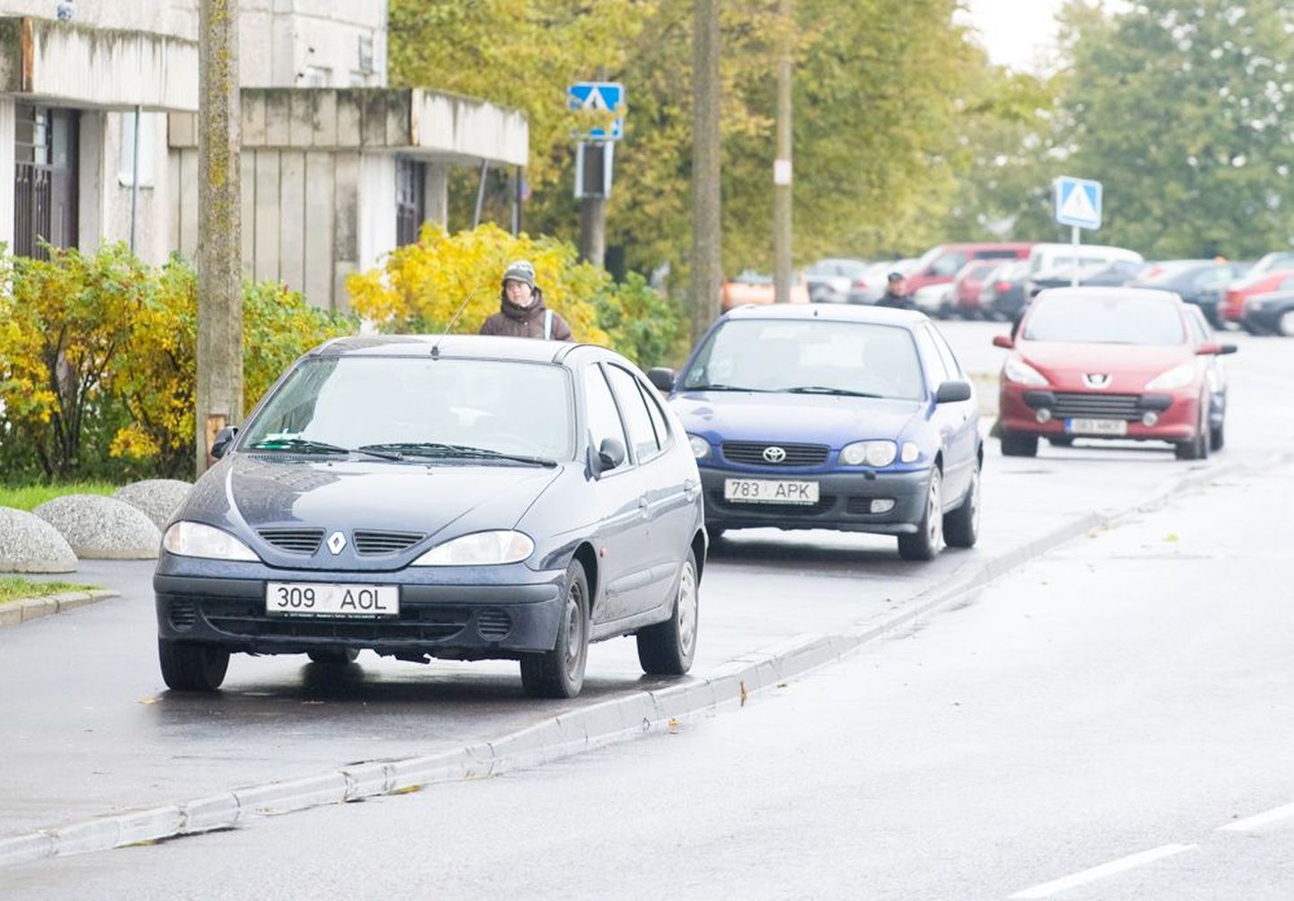 Paekaare tänaval seisavad autod liikluseeskirja rikkudes pidevalt kõnniteel.