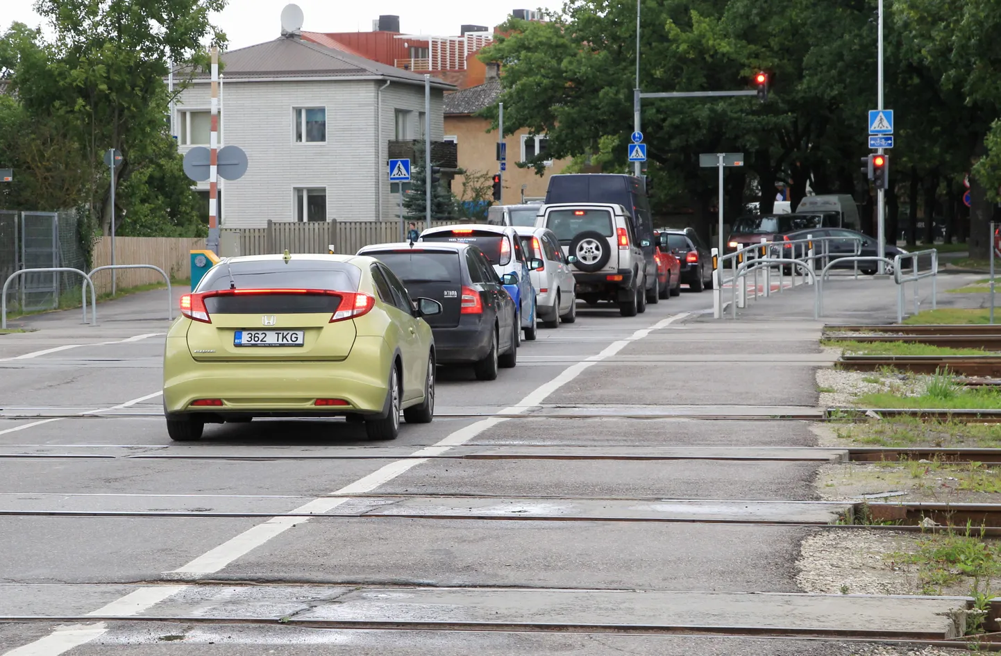 Näituse tänava uues fooris põlevad raudtee poole punased tuled ja rööbastel peatunud autodel põlevad stopptuled. Liiklusseadus kohustab juhte selliseid olukordi vältima, kuid uus foorilahendus soosib sellise olukorra tekkimist.