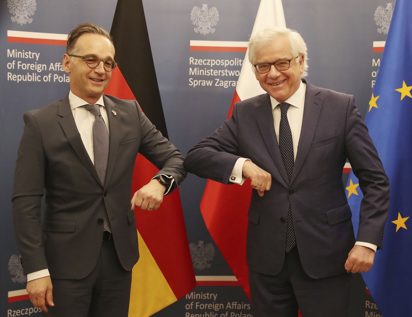 Saksa välisminister Heiko Maas (vasakul) ja Poola välisminister Jacek Czaputowicz tervitavad teineteist Varssavis käepigistuse asemel küünarnukkidega 16. juuni 2020.