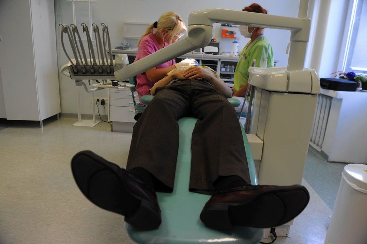 Tallinnas Kaarli hambapolikliinikus eile patsienti ravinud hambaarsti Olga Jazõkova (tagaplaanil vasakul) sõnul võtvad inimesed tee hambaravikabinetti jalge alla üha harvemini.