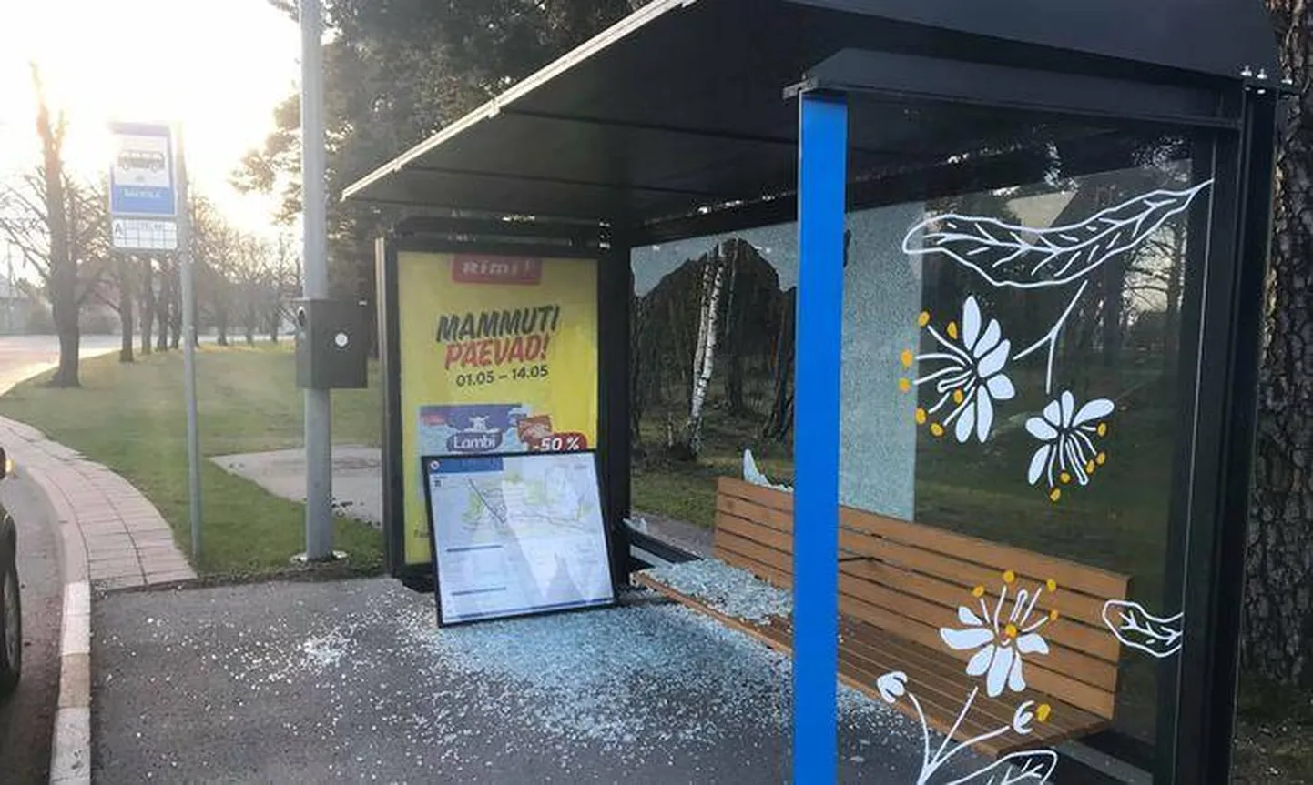 Raeküla bussipeatuse nädala algul lõhutud ootekoda.